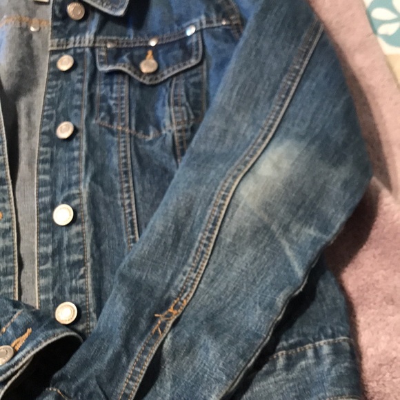Old Navy woman’s jean jacket. Size Medium. - Picture 4 of 8